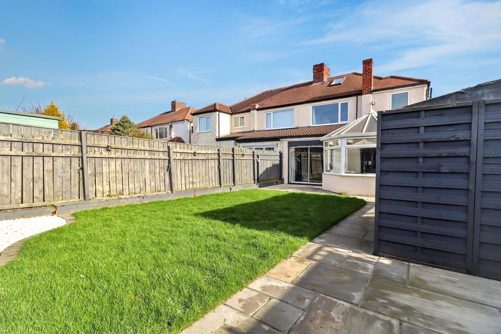 Property photo 2 of 27