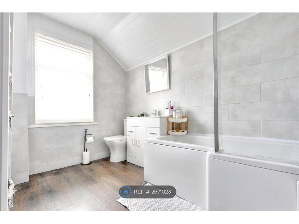 Property photo 3 of 17 Main Bathroom