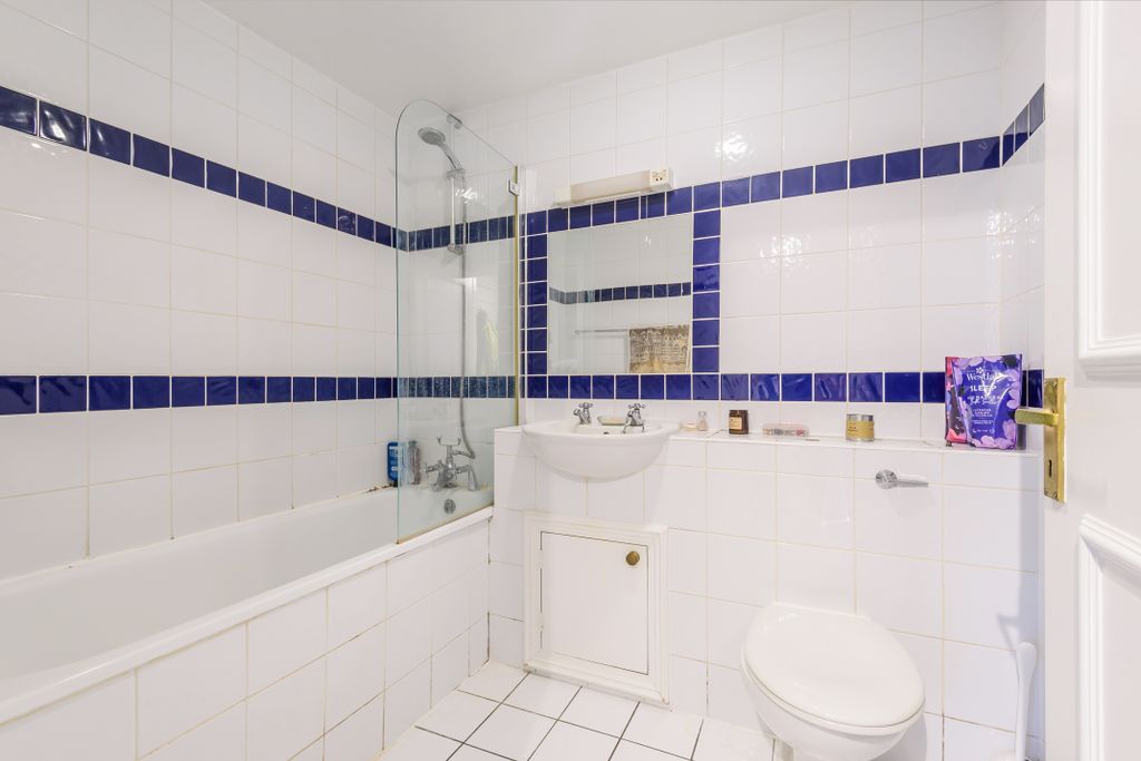 Property photo 3 of 17 Bathroom