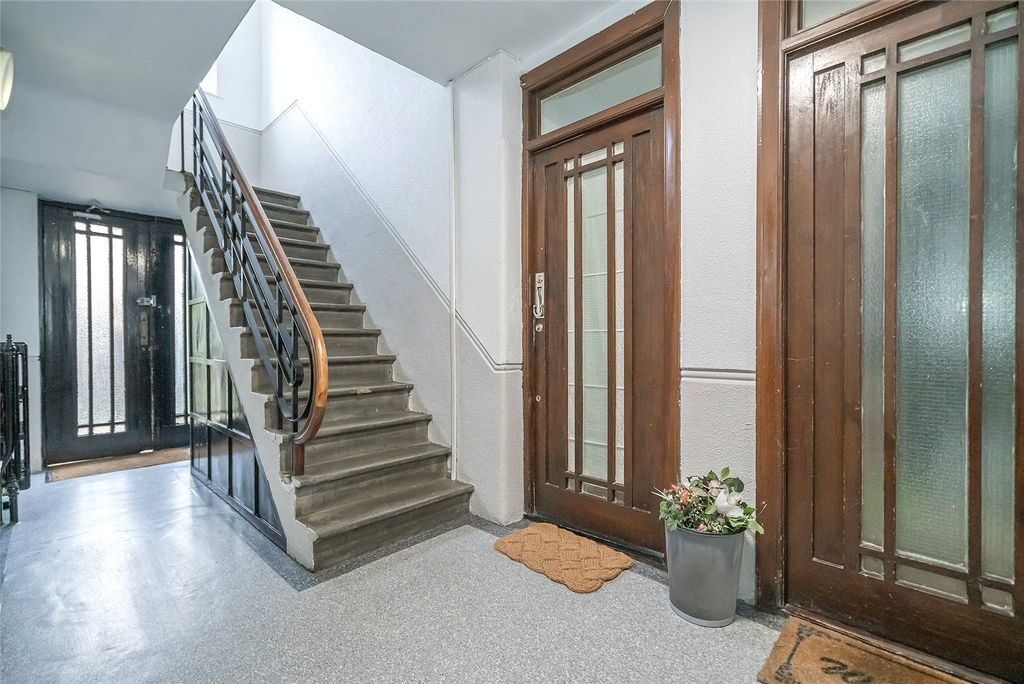 Property photo 2 of 20 Communal Entrance