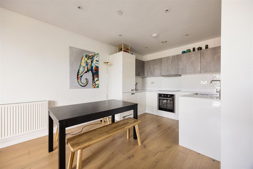 Property photo 3 of 19 Hoe Street, E17