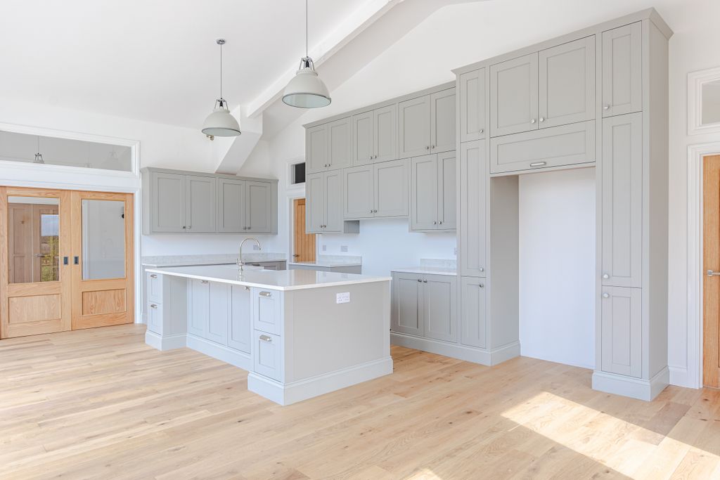 Property photo 3 of 22 253