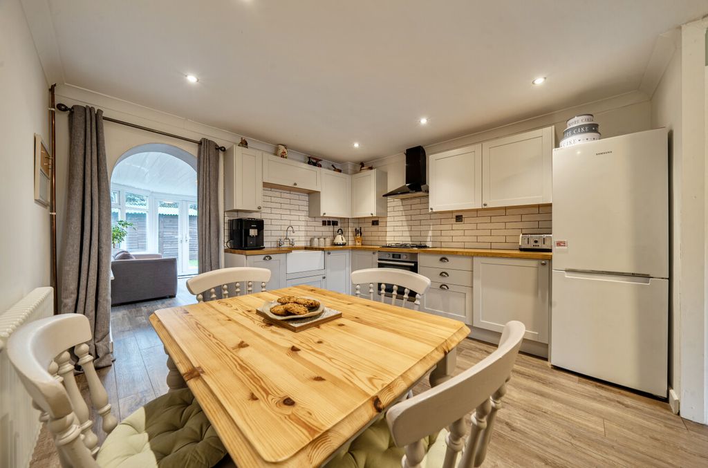 Property photo 3 of 19 1404719-13-697Ccf1912F9d