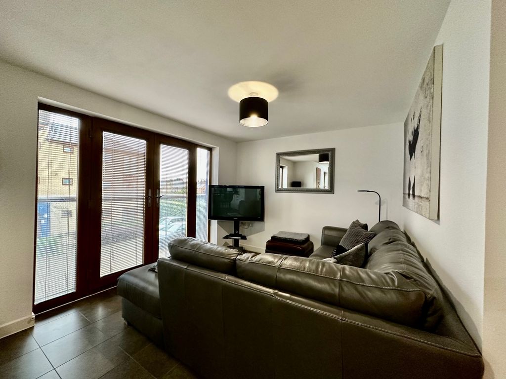 Property photo 3 of 12 Lounge