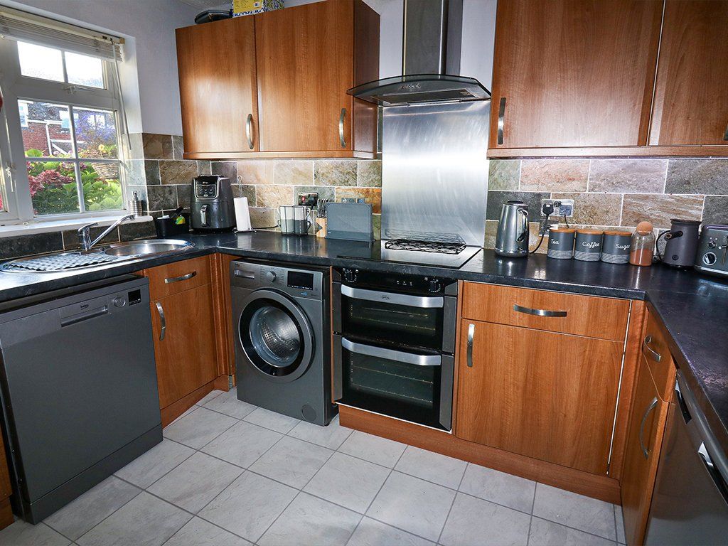 Property photo 3 of 10 Kitchen