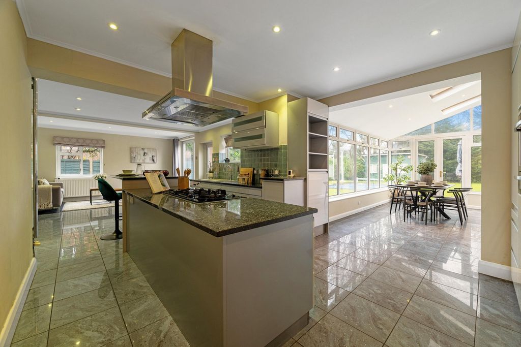 Property photo 3 of 28