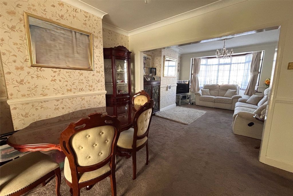 Property photo 2 of 18 Lounge