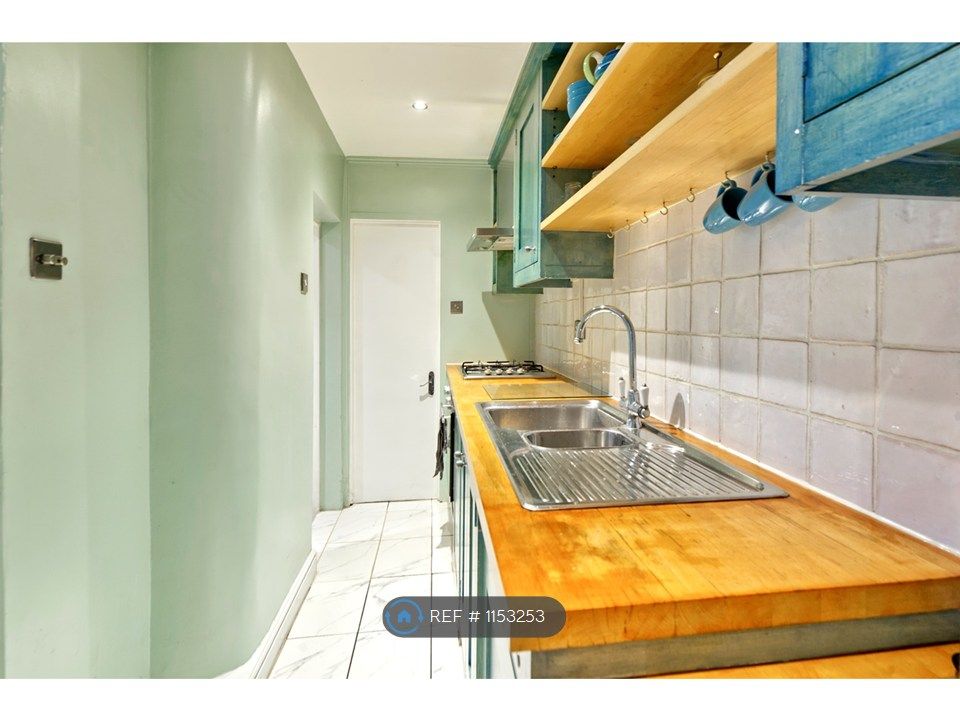 Property photo 2 of 8 Fitted Kitchen