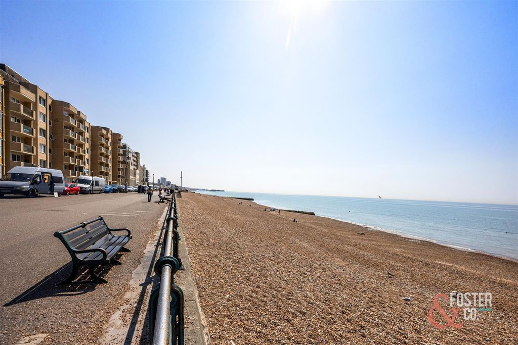 Property photo 2 of 13 St Aubyns 18, Flat 1-016.Jpg