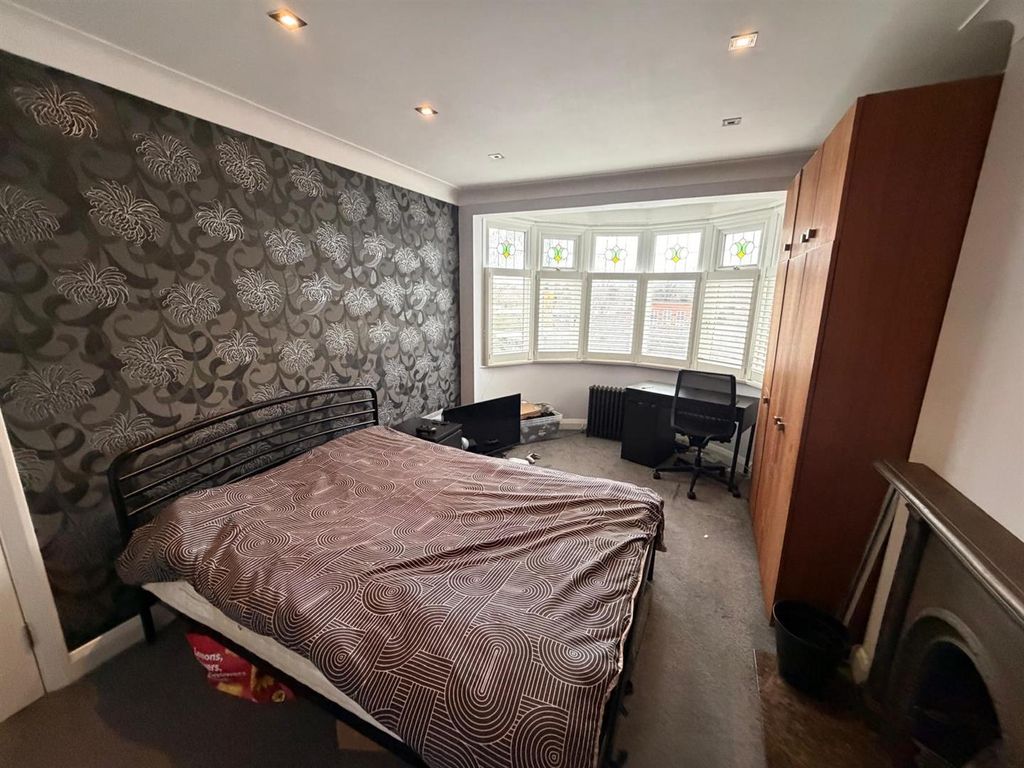 Property photo 2 of 8 Wellington Rd Enfield l.Jpeg