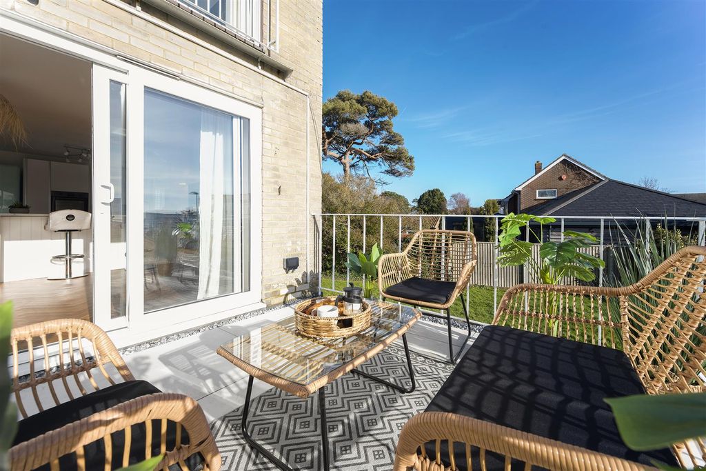Property photo 1 of 18 1 Dudsbury Court-18.Jpg