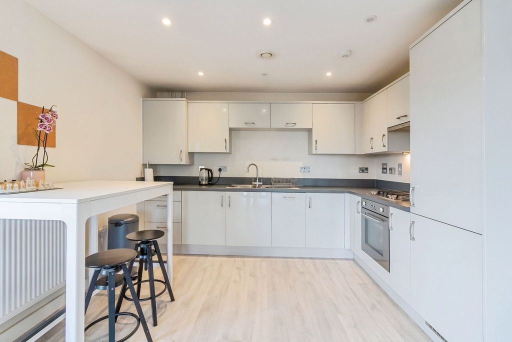 2 bed flat for saleRuston Close, Reading RG2 photo 4