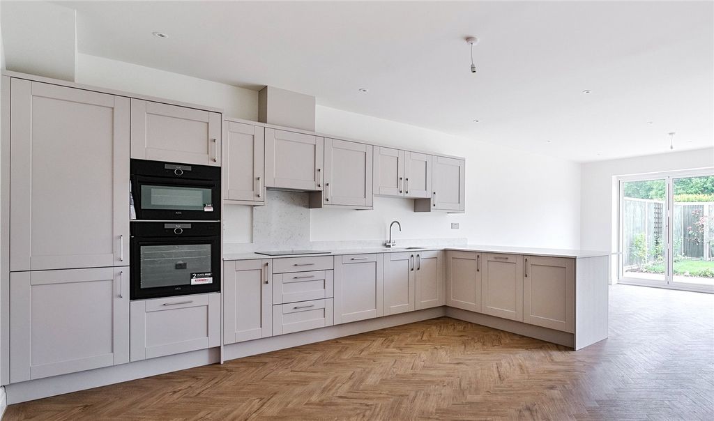 Property photo 2 of 7 2 Acorn Kitchendiner