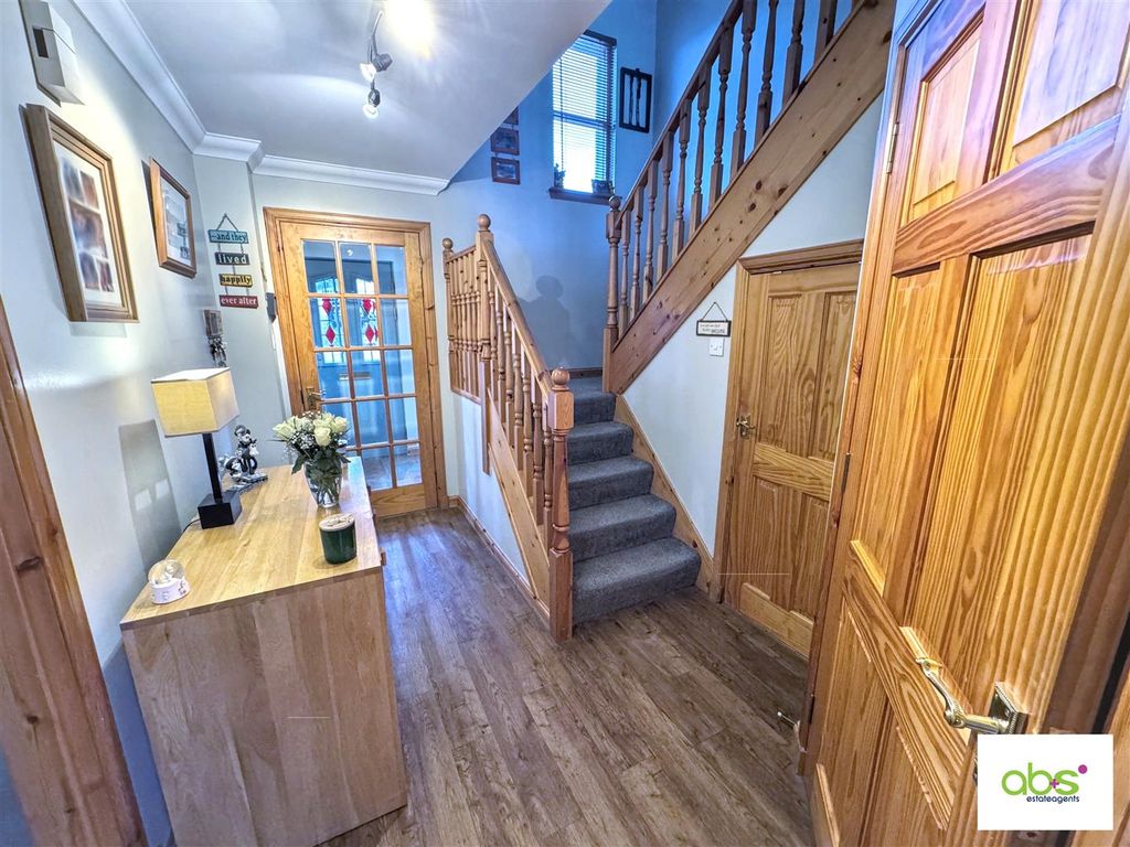 Property photo 3 of 24 Entrance Hall