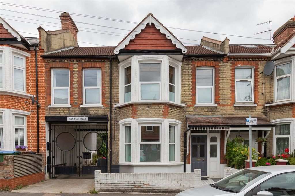 Property photo 1 of 28 Pearl Road, E17