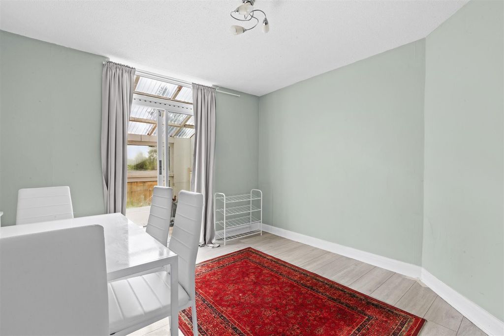 Property photo 3 of 14 Totteridge Rd-8.Jpg