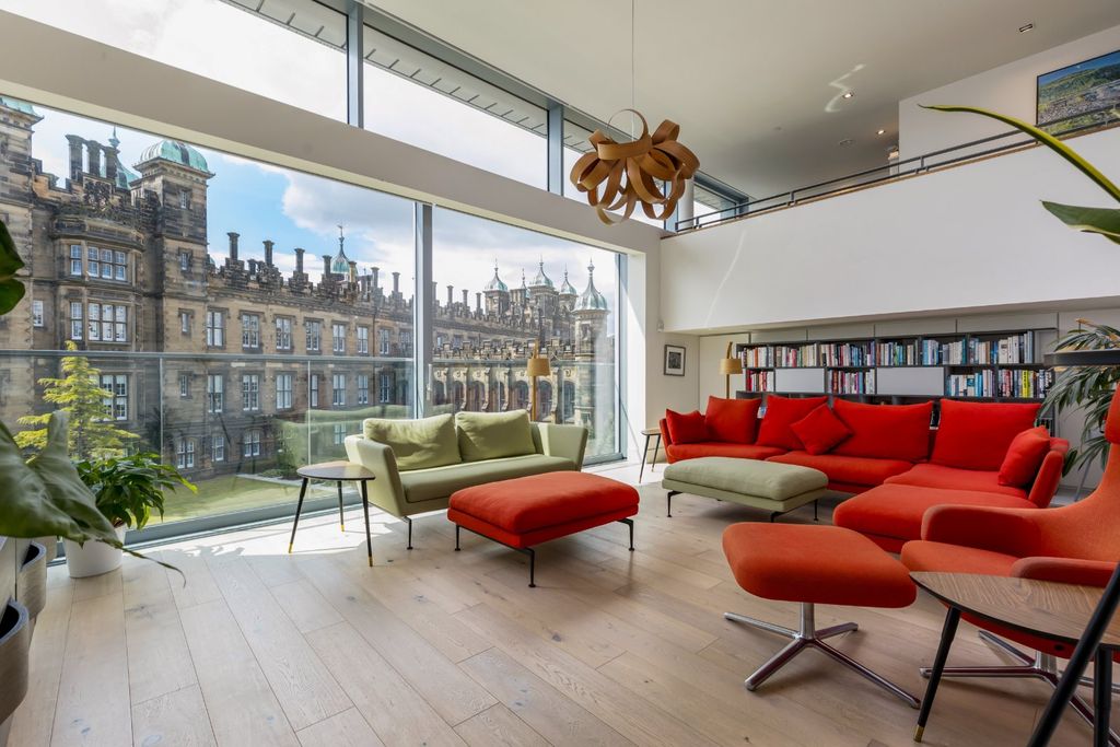 Property photo 2 of 28 High Ceiling