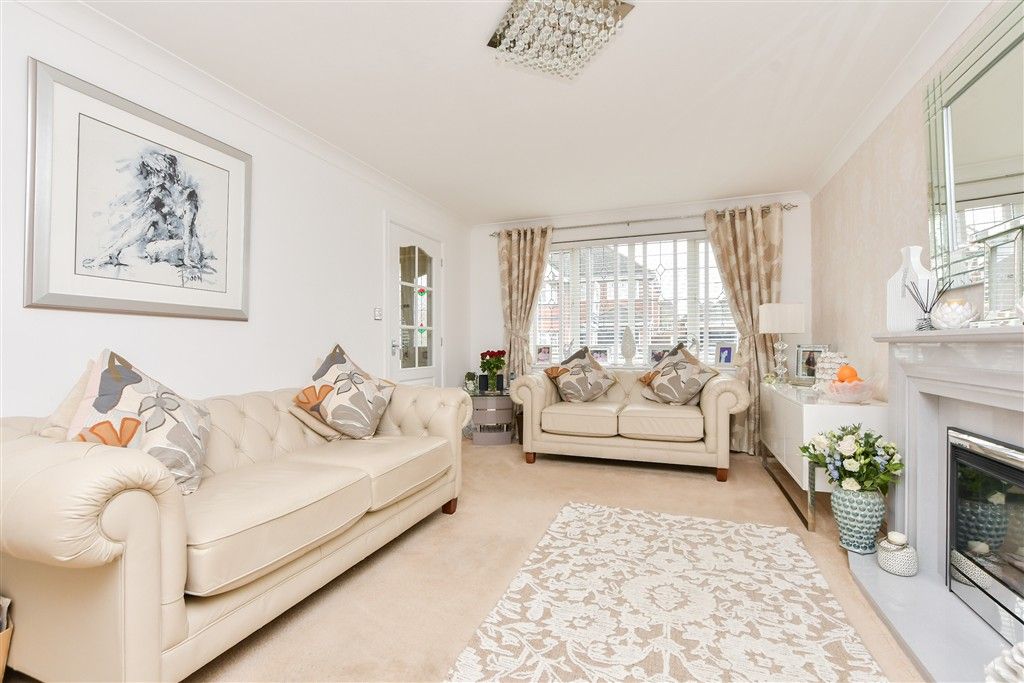 Property photo 2 of 12 Lounge