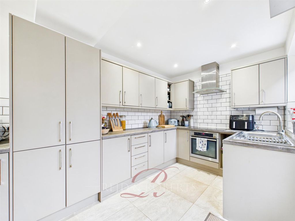 Property photo 2 of 14 Cam05148G0-Pr0114-Still010.Jpg