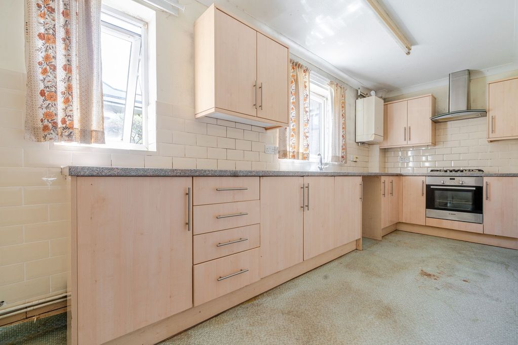 Property photo 3 of 11 Kitchen