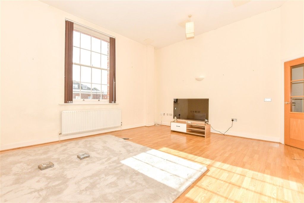 Property photo 3 of 8 Lounge