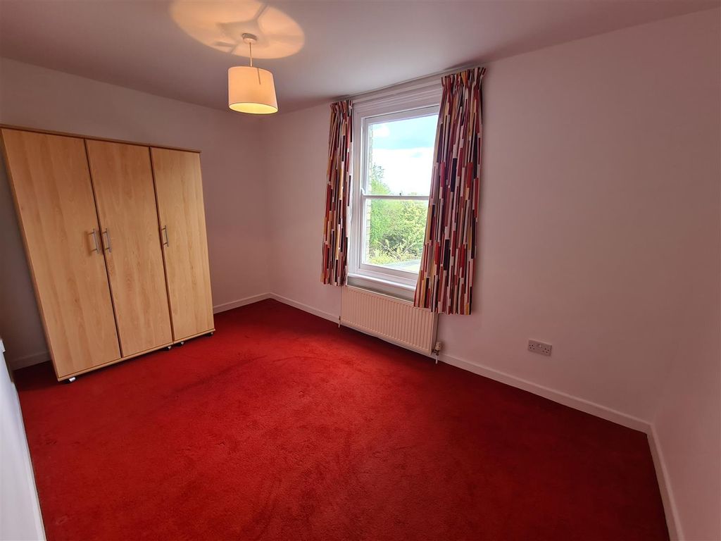 Property photo 3 of 6 Bedroom.Jpg