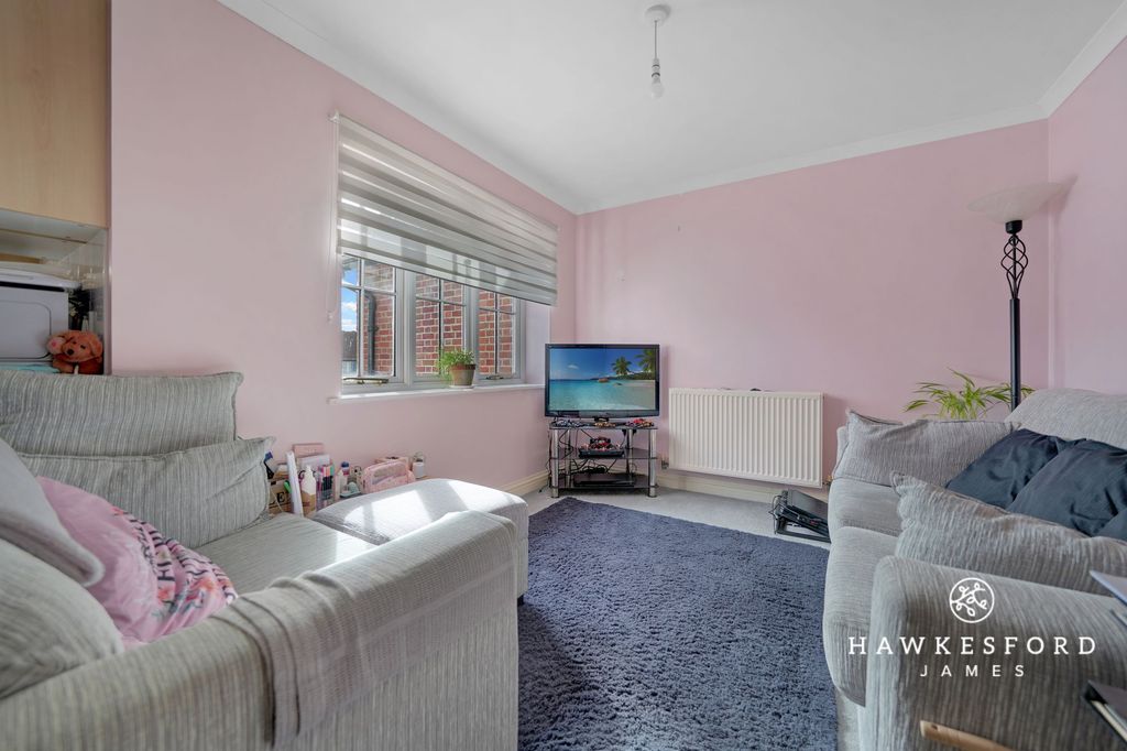 Property photo 2 of 8 Crown Road, Sittingbourne - Lounge