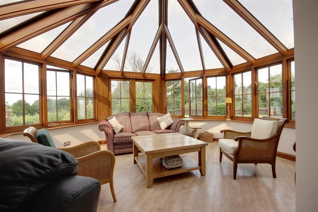 Property photo 3 of 23 Conservatory