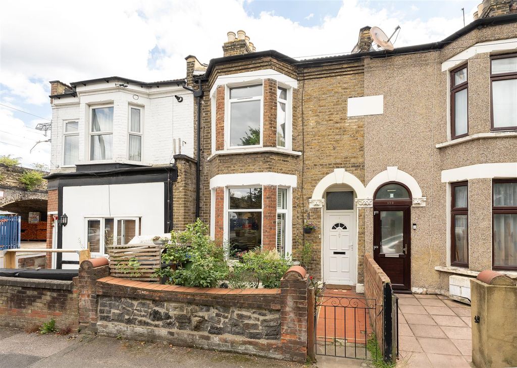 Property photo 1 of 44 Trumpington Road, E7