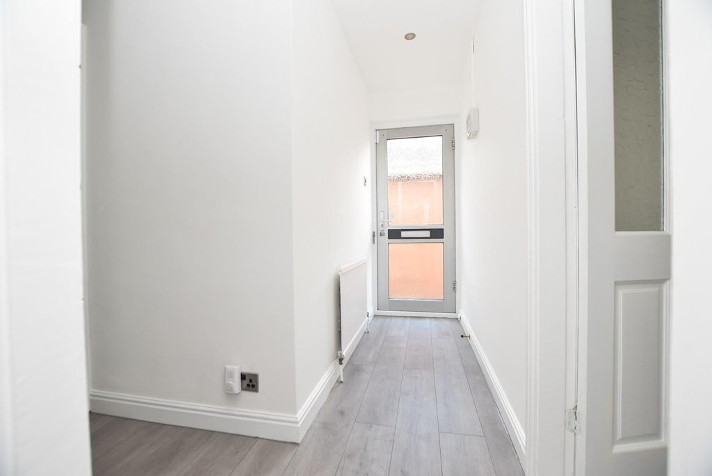 Property photo 2 of 11 Ent Hall.Jpg