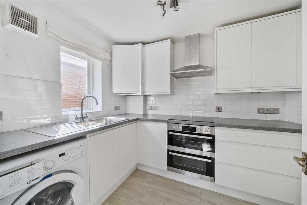 Property photo 2 of 9 Kitchen