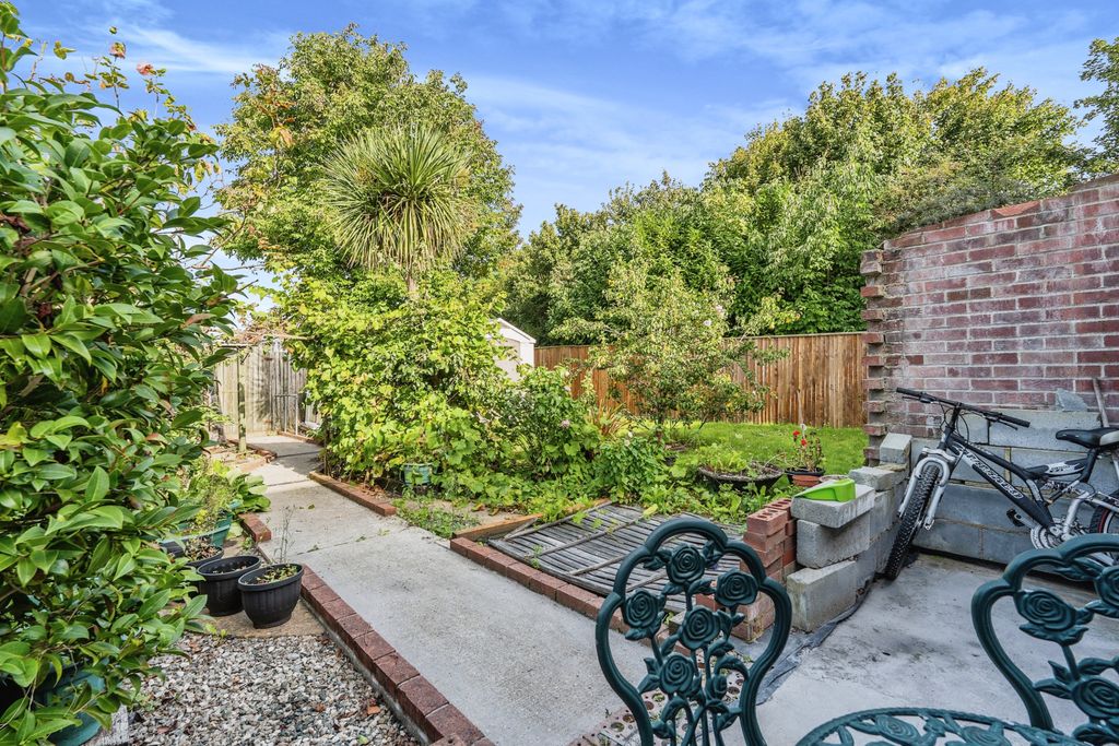 Property photo 2 of 13 Garden