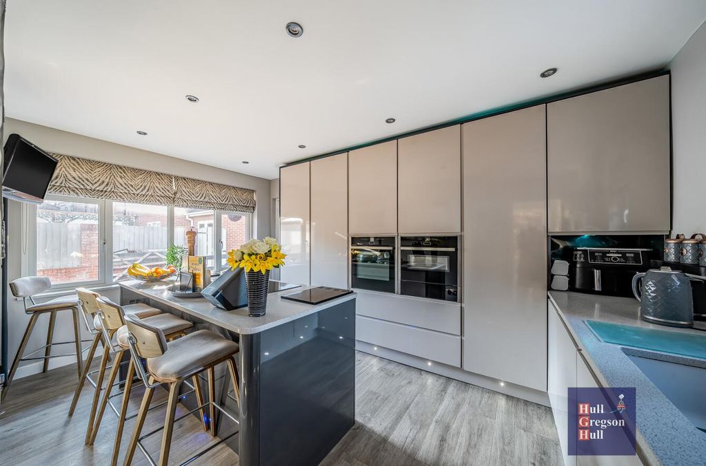 Property photo 3 of 22 7d3Fe2E1-c4F0-4406-A501-5c3A62F16d94.Jpg