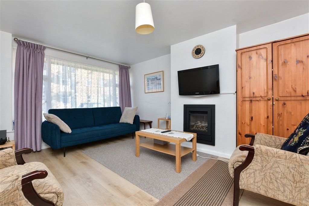 Property photo 3 of 11 Lounge