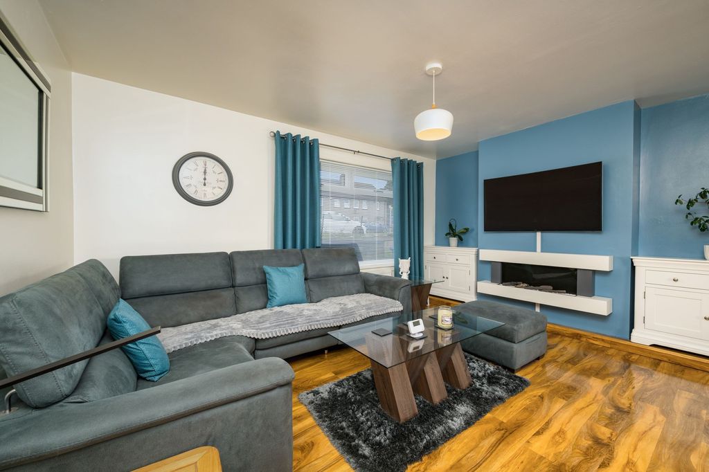 Property photo 3 of 18 Lounge