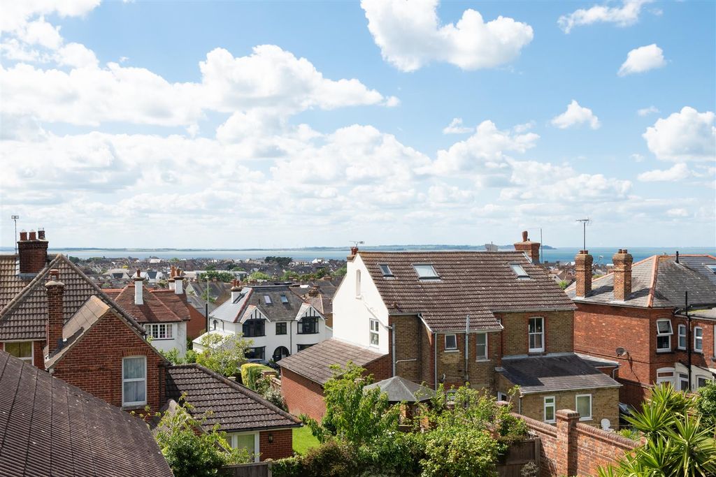 Property photo 3 of 15 Gloucester Road, Tankerton, Whitstable