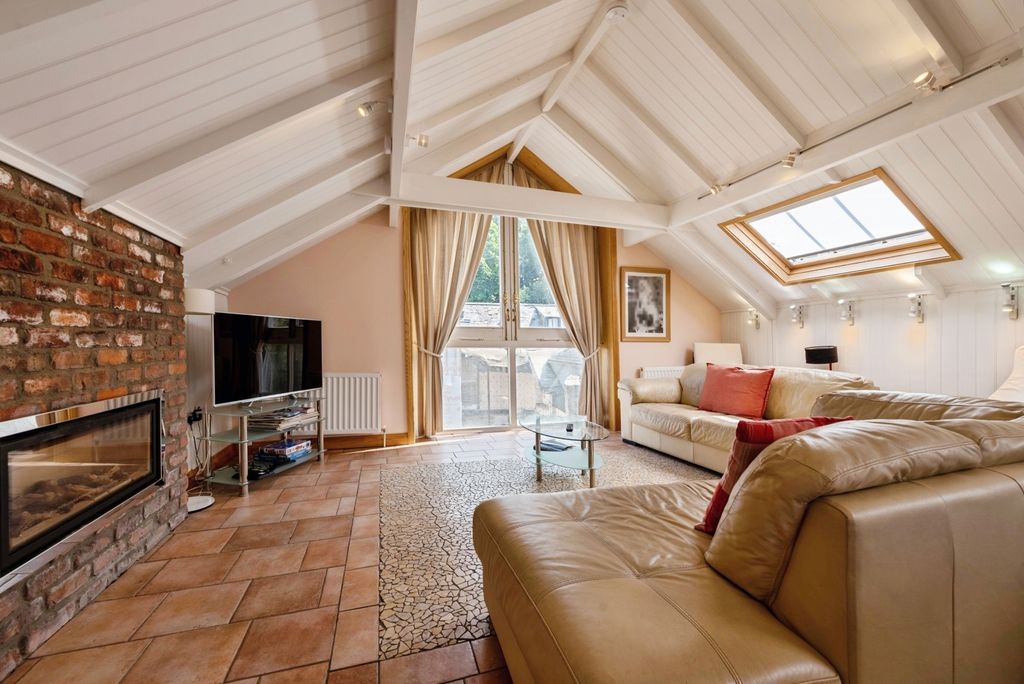 Property photo 2 of 17 Photo