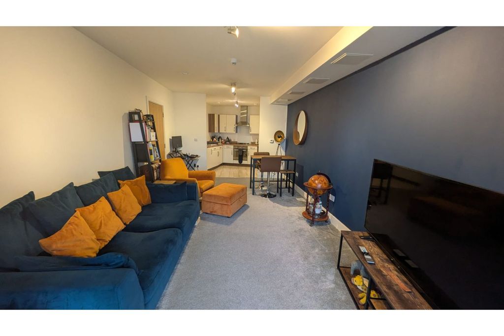 Property photo 1 of 8 Lounge / Kitchen