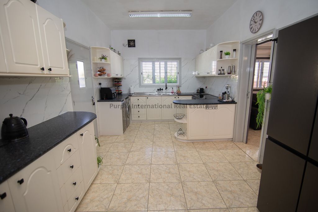 Property photo 3 of 42