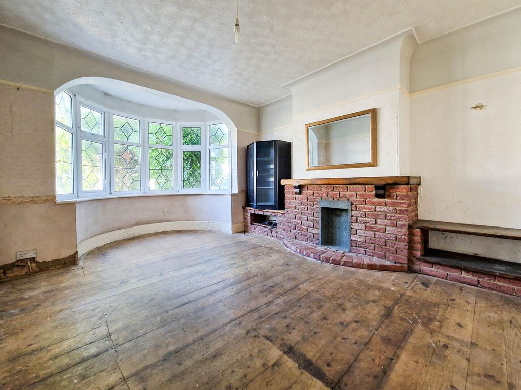 Property photo 3 of 11 Living Room