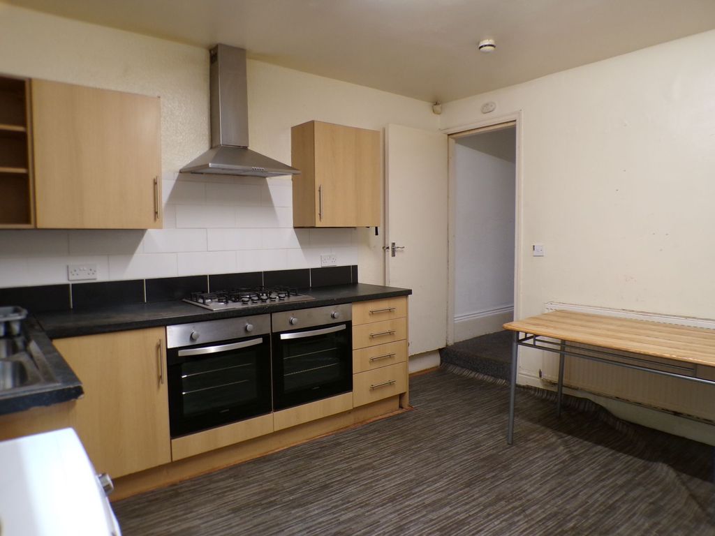 Property photo 2 of 20 Bright Kitchen With Modern Oven And Hob, Stainless...
