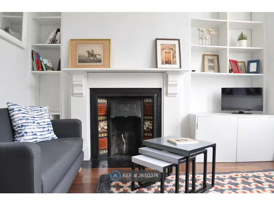 Property photo 3 of 10 Living Room