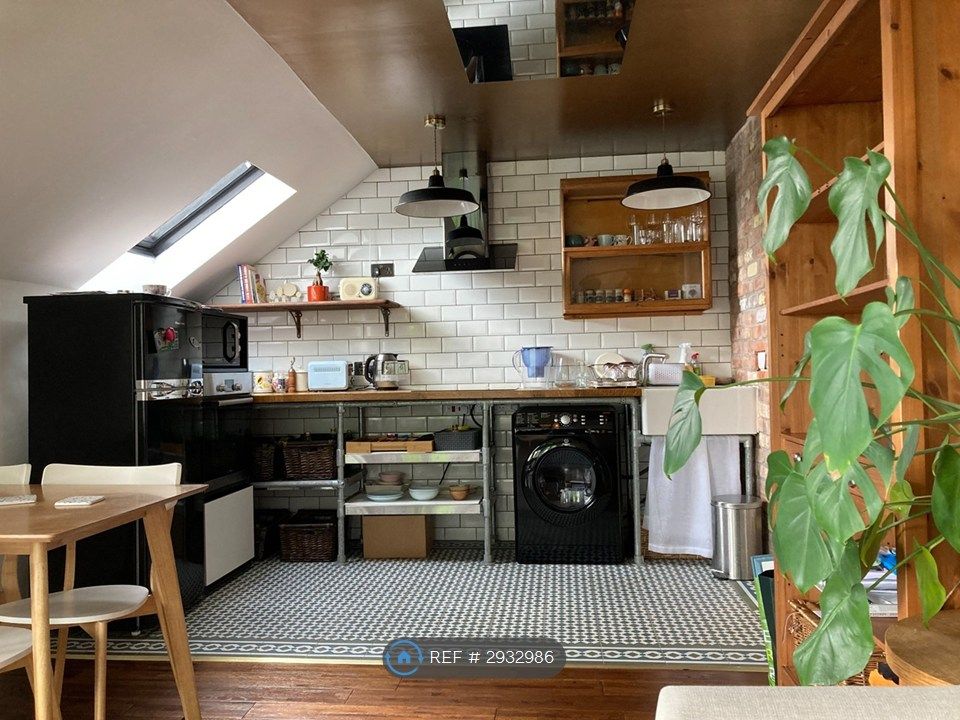 Property photo 3 of 10 Kitchen