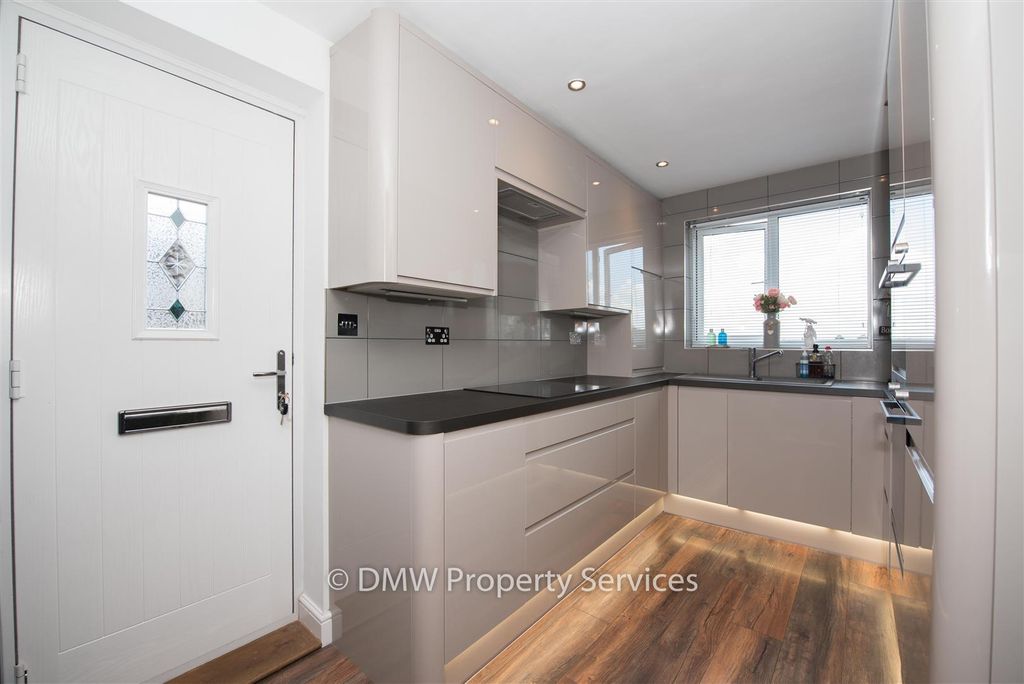 Property photo 3 of 16 Kitchen