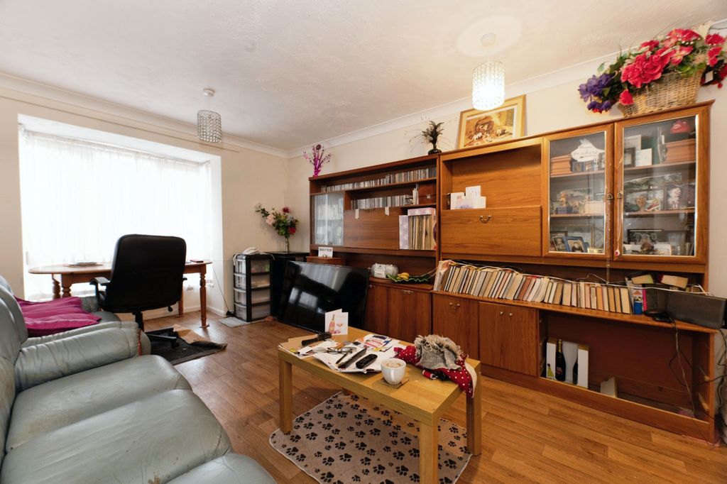 Property photo 2 of 12 Lounge