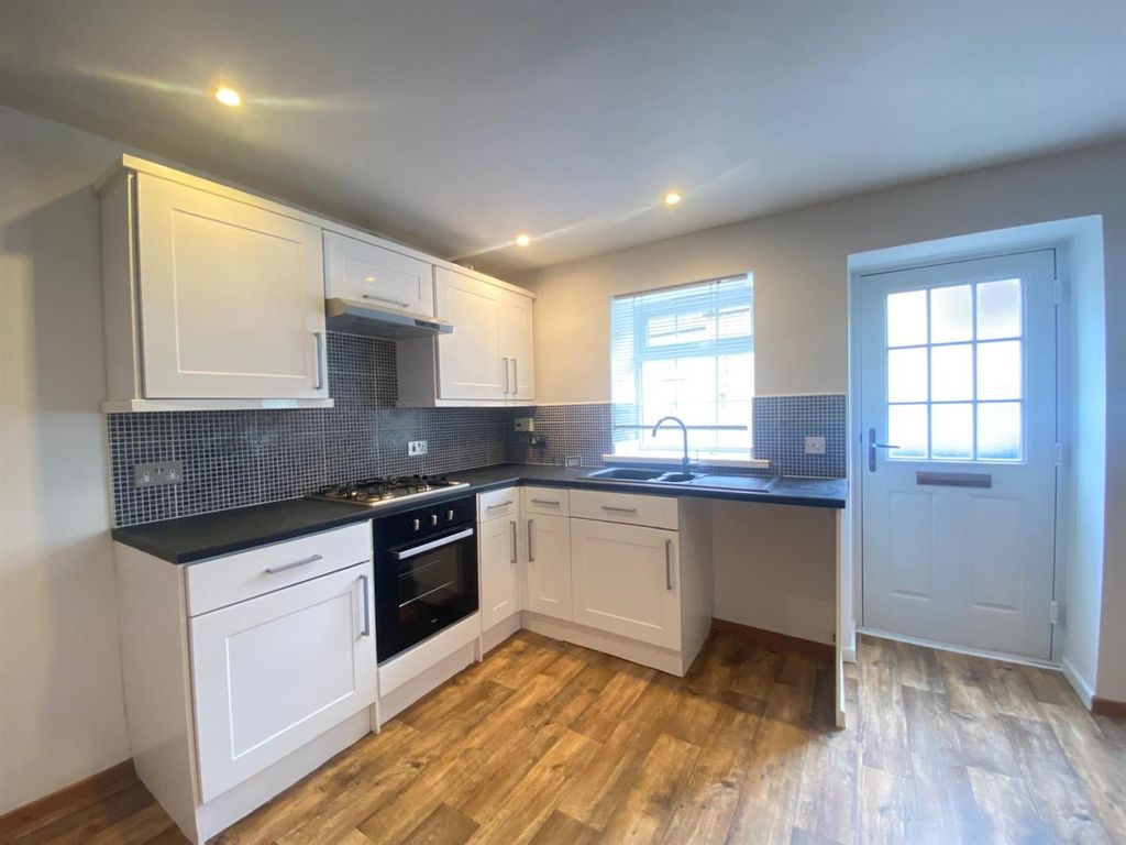 Property photo 2 of 10 Kitchen