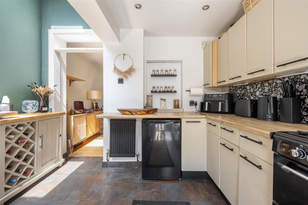 Property photo 3 of 26 Brunel Road, Ig8