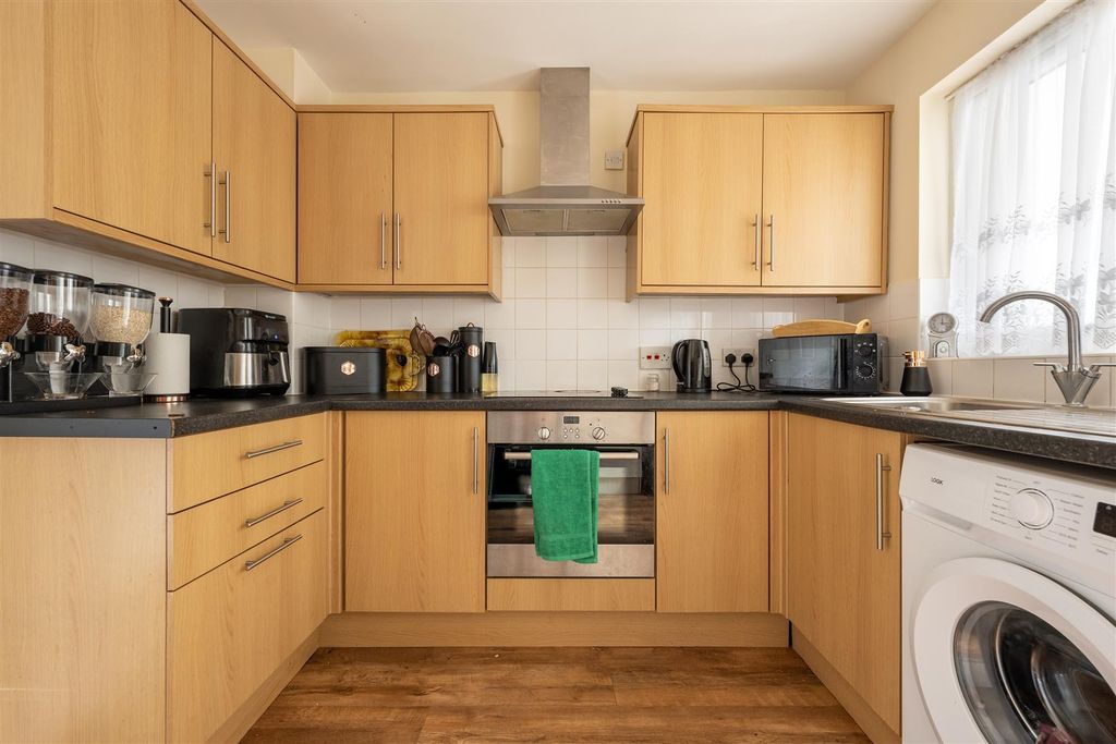 Property photo 3 of 19 Hookstone Way, Ig8