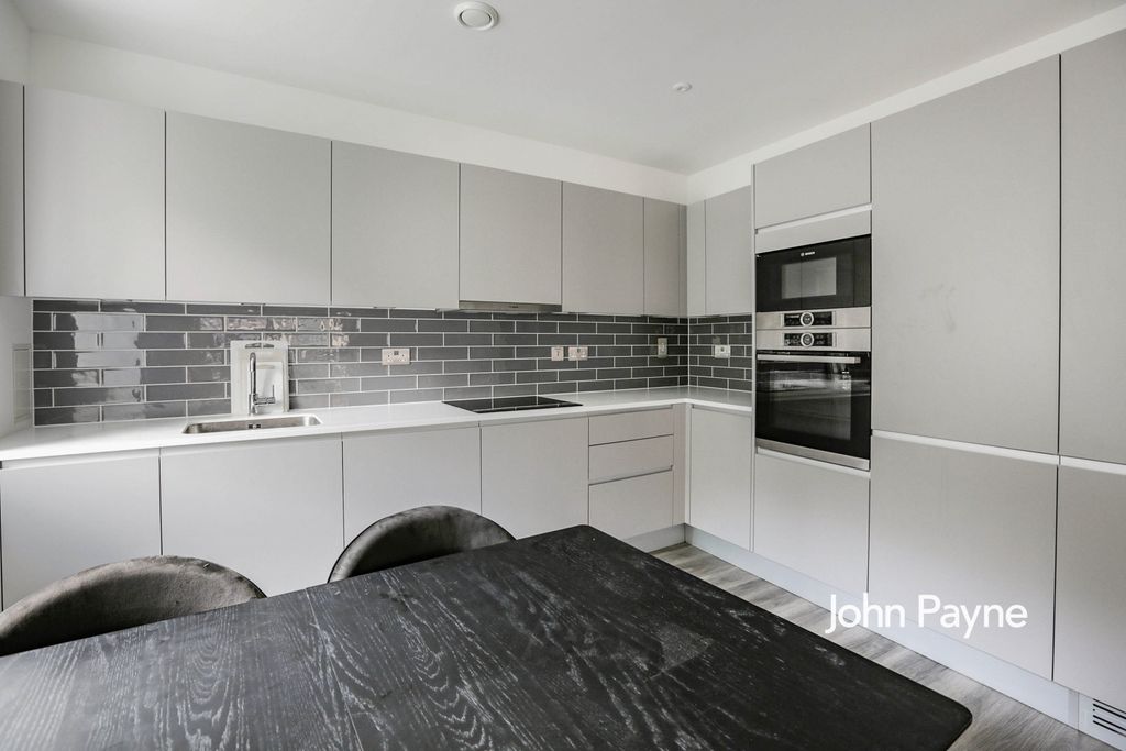 Property photo 3 of 10 Kitchen