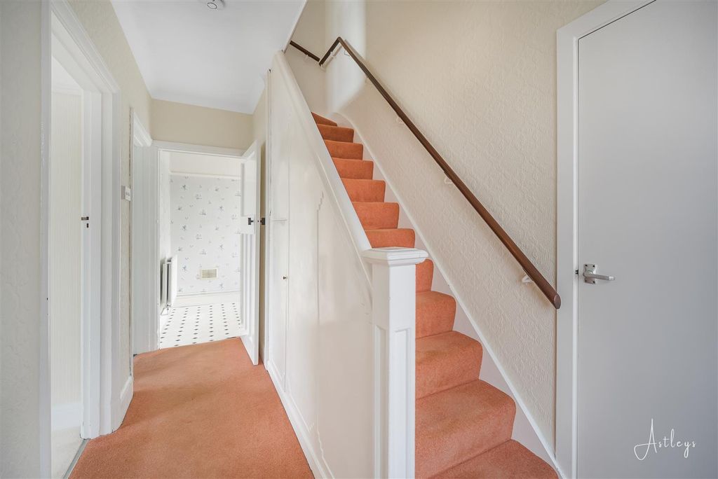 Property photo 3 of 26 Entrance Hallway